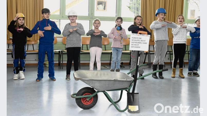 In lustigen Szenen beschrieben die Kinder die Zeit der Bauarbeiten. Bild: Petra Hartl