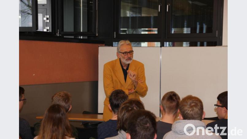 Der Filmemacher Peter Ohlendorf klärt die Eschenbacher Gymnasiasten über die Neonazi-Szene auf. Bild: exb