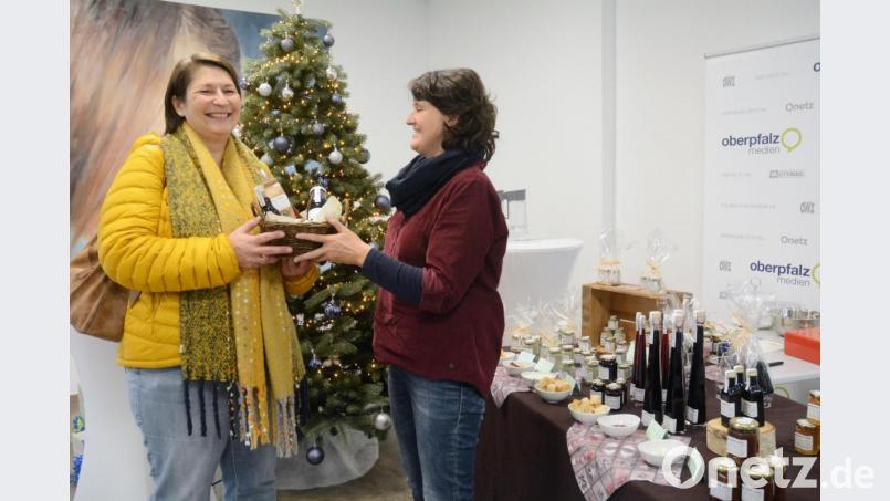 Die glückliche Gewinnerin strahlt: Regina Herrmann (rechts) überreicht Doris Raab einen Präsentkorb im Wert von 30 Euro. Bild: fuw