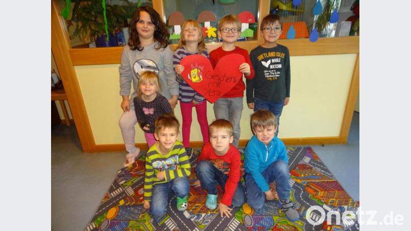 Das Motto der Aktion haben die Mädchen und Buben des Kindergartens auf einem selbst gestalteten Herz dargestellt. Bild: hl