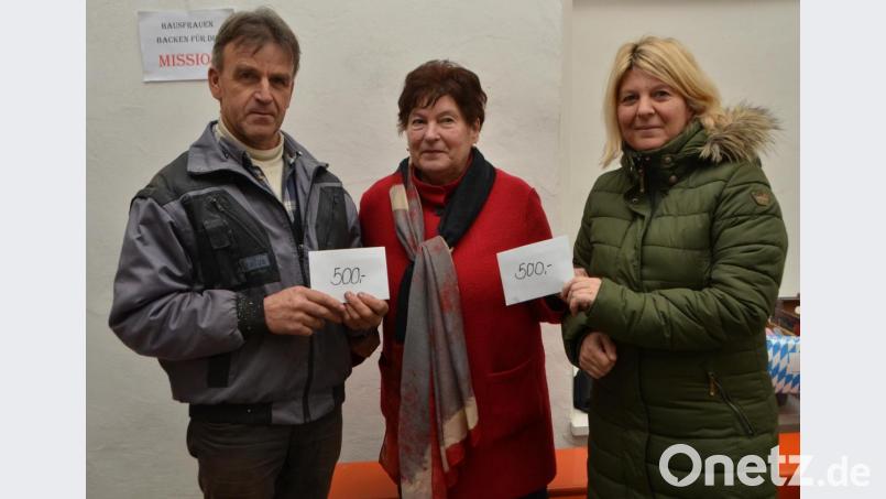 Zimmerer Richard Reger durfte 500 Euro für Pater Ferdinand im Kongo entgegennehmen und weitere 500 Euro gehen an Schwester Barbara Kiener, die aus Glaubendorf stammt und in Brasilien bei den Missionarinnen Christi wirkt. Hildegard Busch (Mitte) übergab das Geld mit ihrer Tochter Andrea Diermeier (rechts). Bild: dob