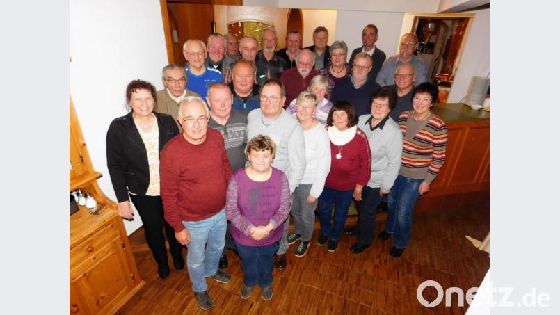 Zum letzten Gruppenfoto stellten sich Mitglieder des Obst- und Gartenbauvereins mit Vorsitzendem Horst Surauf (zweite Reihe, Zweiter von links), Stellvertreter Norbert Kopp (hinten, Vierter von rechts), Kassier Roland Herath (hinten, Vierter und Zweiter von rechts), Gerätewart Robert Söllner und Schriftführerin Brigitte Redel (vorne von links) auf. Bild: hai