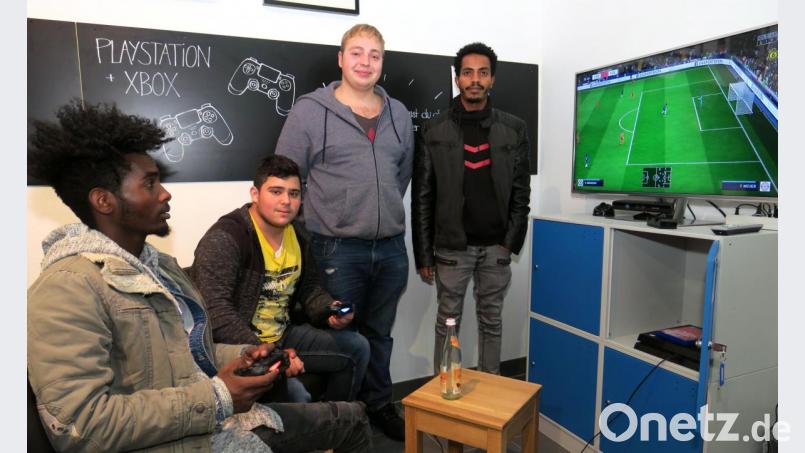 Zum zweiten Mal veranstaltet der Jugendbeirat ein virtuelles FIFA-Fußballturnier, an dem sich heuer 50 Spieler beteiligen. Zweiter von rechts Vorsitzender Tobias Bergmann. Bild: Hirsch