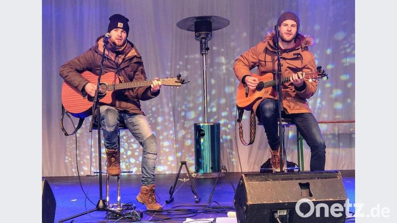 Das Wackersdorfer Duo &quot;Kerschnies&quot; trat bei der Eröffnung des Adventsmarktes in Sokolov auf. Bild: Hirsch