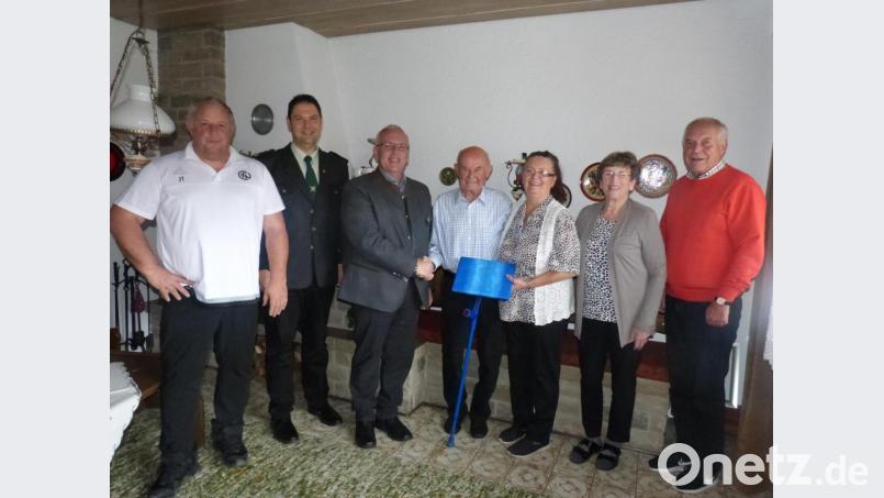 Eine Vielzahl von Gratulanten beglückwünschte Jubilar Hans Luber (Mitte) zum 90. Geburtstag. Bild: fm