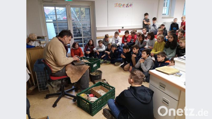 „Geschichte zum Anfassen“ bot der Archäologe Lother Breinl (links) den Sechstklässlern. Bild: jzk