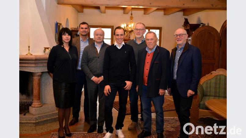 Bei der Unterzeichnung des Sponsorenvertrags waren neben Witron-Inhaber Walter Winkler (Zweiter von rechts) und Eric Frenzel (Vierter von rechts) auch Berater Stephan Peplies (Zweiter von links) mit Gattin, Thomas Gebert (Dritter von links), Leiter Finanzen, Personalchef Theo Zeitler (Dritter von rechts) und Manfred Gleißner (rechts) für das Skilanglanglaufzentrum Silberhütte anwesend. Bild: Christian Skiefe Bild: Christian Skiefe