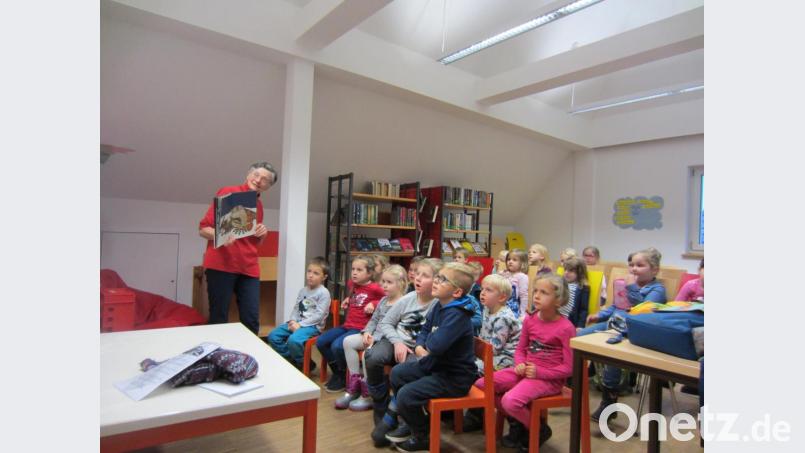 Christine Melchner bringt den Kindern mit einer Geschichte den Sinn des Weihnachtsfests näher. Bild: adj