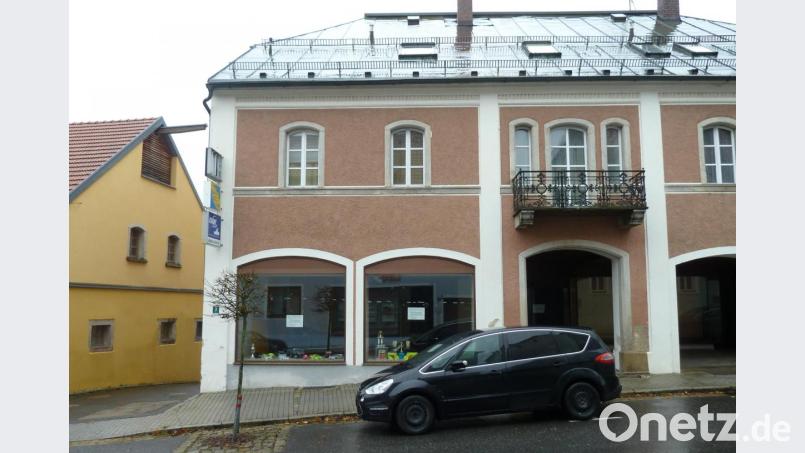 Im Leerstand "Nabburger Straße 3" flitzen bald bunte Modellautos über den Teppich. Bild: Portner