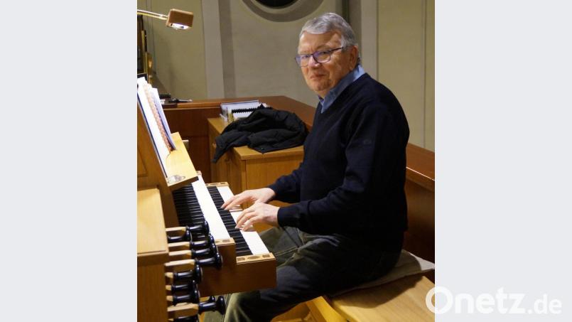 Kirchenmusiker und Motor des Fördervereins, Hubert Reimer, für Kirchenmusik sorgte mit dem gemeinsam gesungenen „Macht hoch die Tür“ für den adventlichen Ausklang. Bild: weu