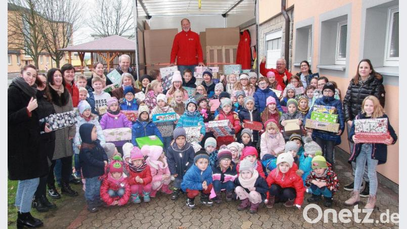 Mit einem Lastwagen holten die Humedica-Mitarbeiter Uwe Richter (im Lastwagen) und Hans Schuster (neben dem Fahrzeug, rechts) die Geschenke ab. Die Kinder und Erwachsenen halfen beim Einladen. Bild: wro