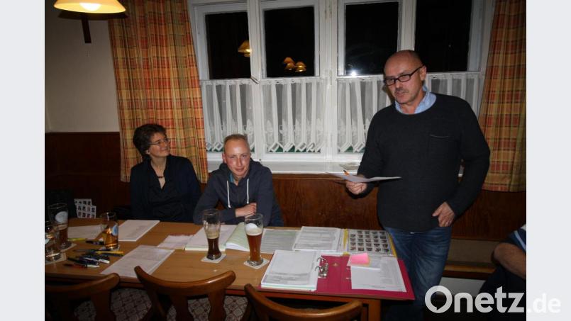 "Keine Minute bereut": Bei der Nominierungsversammlung der Freien Wählergemeinschaft Weihersberg-Zessau kündigt Albert Lober (stehend) sein Ausscheiden aus dem Trabitzer Gemeinderat nach zwölf Jahren an. Seine Kollegen Eva Mayrhofer-Dötsch und Bernhard Dötsch kandidieren erneut. Bild: bjp