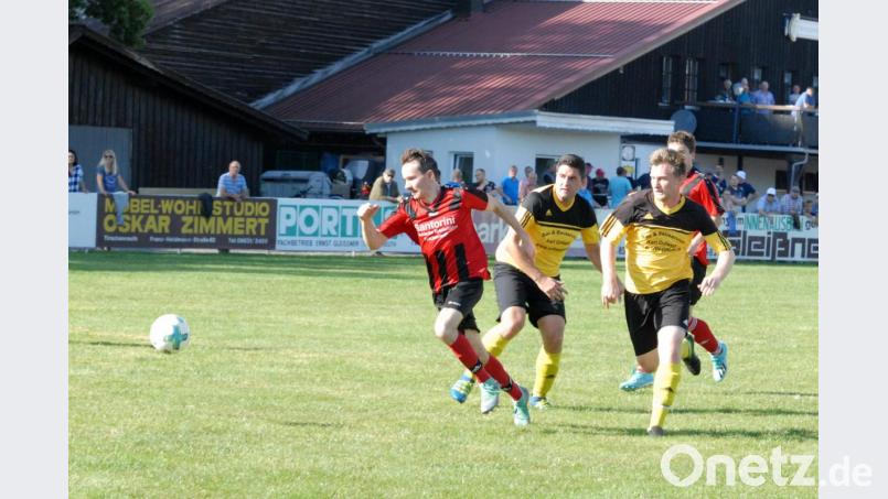 In der Kreisklasse Stiftland deutet alles auf einen Zweikampf um den Titel zwischen Spitzenreiter FC Tirschenreuth II und dem Tabellenzweiten ATSV Tirschenreuth hin. Das erste direkte Aufeinandertreffen (Szene) entschied der ATSV (rot-schwarze Trikots) mit 2:0 für sich. Bild: gb