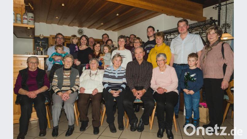 Helene Hammerl (sitzend, Vierte von links), daneben Bruder Hans, Tochter Erika, dahinter, und Sohn Josef (stehend, links) feierte in großer Runde 90.Geburtstag. Bild: es