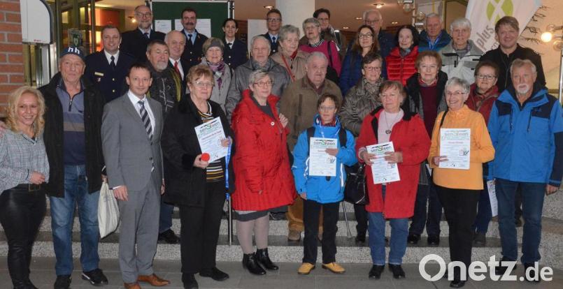 Bürgermeister Jens Meyer und verantwortliche Sicherheits- und Rettungskräfte gratulieren den Teilnehmern der Sensiwen-Aktion mit Urkunden. Bild: Kunz