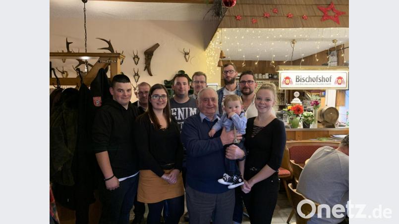 Im Bild Jubilar Erich Mark mit Urenkel Jonathan, seinen Enkelkindern sowie Johann Beer und Johann Müller von der Feuerwehr Rosall. Bild: exb