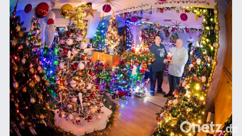 Familie Jeromin hat sich ein Weihnachtswunderland in seinen Wohnräumen geschaffen. Bild: Julian Stratenschulte