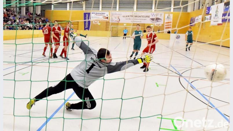 Tor für die DJK Gebenbach: Der Bayernligist – hier in den grünen Trikots im Halbfinale gegen die SpVgg Pfreimd – ist beim „Edeka-Schöffler-Cup“ der Titelverteidiger. Im Endspiel gab es einen 3:2-Sieg gegen die SpVgg SV Weiden. Bild: Hubert Ziegler