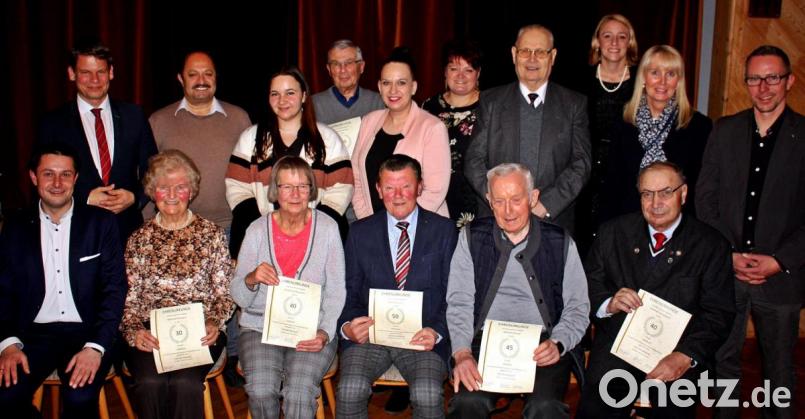 Den Geehrten der CSU Rehbühl gratuliert unter anderem (vorne, links) Stephan Gollwitzer. Bild: R. Kreuzer