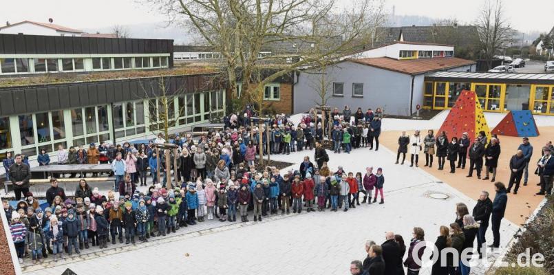 Würdig eingeweiht sind die komplett neuen Pausenhofflächen der Jahn-Schule – die ganze Schulfamilie nahm daran teil. Bild: Hartl