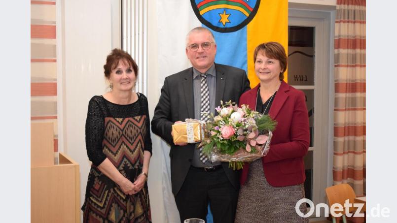 Stellvertretende Bürgermeisterin Johanna Mertins (links) dankte Bürgermeister Richard Tischler (Mitte) für seine geleistete Arbeit zum Wohle der Stadt. Für Ehefrau Evi (rechts) gab es einen Blumenstrauß als Dankeschön. Bild: bnr
