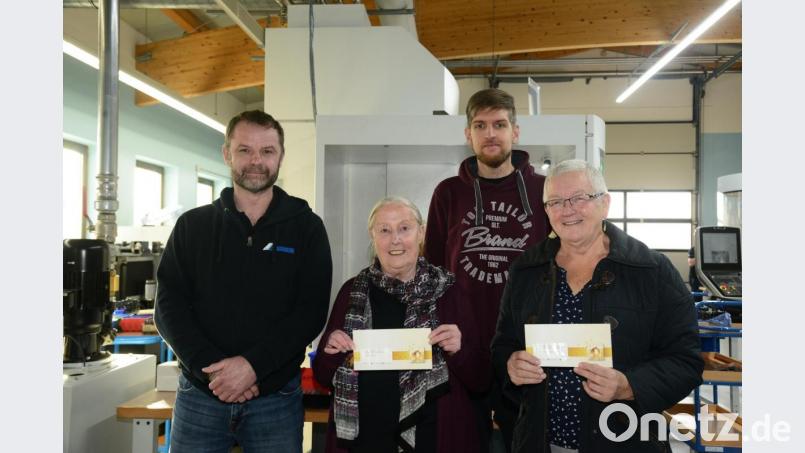 Geschäftsführer Joachim Bauer (links) überreicht jeweils 1500 Euro an die Obdachlosenhilfe Weiden mit Gründerin Ursula Barrois (Zweite von links) und die Tafel Vohenstrauß mit Leiterin Hedwig Reger (vorne, rechts). Bild: bey