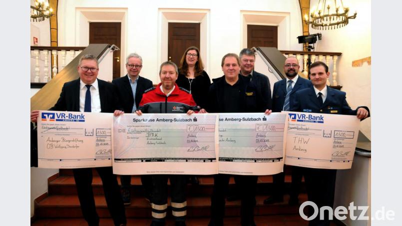 Bei der Spendenübergabe freuten sich: Gewerbebau-Geschäftsführer Karlheinz Brandelik (Dritter von rechts, hinten), Kulturreferent Fabian Kern (Zweiter von links, hinten) und Katja Körtge vom Kulturamt (Mitte) mit Oberbürgermeister Michael Cerny (Amberger Bürgerstiftung), Wolfgang Potsch (Bereitschaftsleiter BRK), Stadtbrandinspektor Philipp Seegerer sowie mit Marco Hubert (Ortsbeauftragter) und Daniel Götz (Vorsitzender Förderverein) vom Technischen Hilfswerk. Bild: Stephan Huber