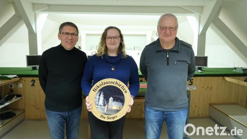Tamara Bannert (Mitte) sichert sich beim Nikolausschießen des Schützenvereins Frauenreuth mit dem besten Teiler die Nikolausscheibe. Den zweiten Platz auf dem Siegerpodest belegte Oskar Schuster (links) vor Heinz Störtzer (rechts). Bild: bsc