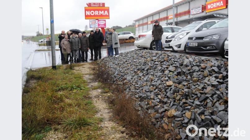 Den parallel zur AM 30 verlaufenden Trampelpfad (im Vordergrund) zu benutzen, ist lebensgefährlich, so die Ansicht der SPD, die sich am Freitag vor Ort informierte, wie ein fußläufiger Zugang zur Norma verwirklicht werden könnte. Bild: gf