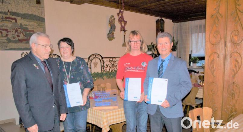 In der VdK-Jahresabschlussfeier gratuliert (von links) Stadtrat Peter Trstan den geehrten Mitgliedern Christine Neuber, Markus Biller und Josef Rewitzer. Bild: tu