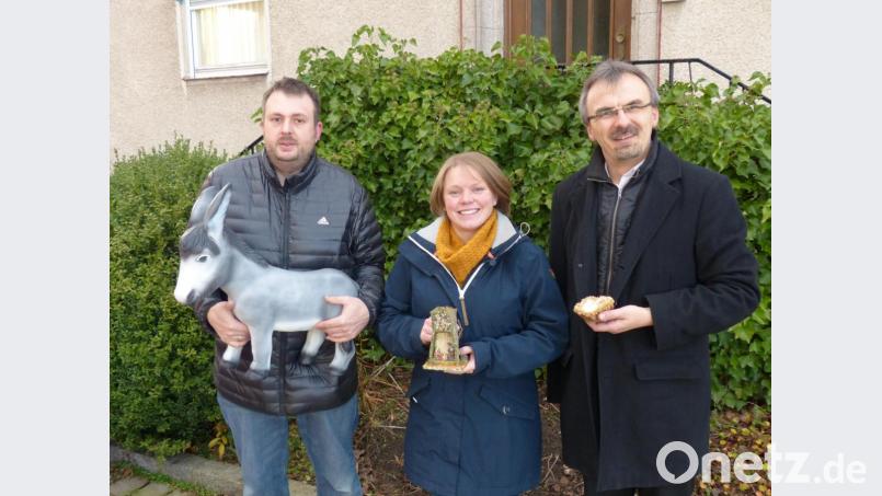 Josef Bollmann, Stadtpfarrer Martin Besold und Kathrin Götzl wollen auf dem Krippenweg viele unterschiedliche Darstellungen der Geburt Jesu präsentieren. Von großen Figuren bis zur Nusschalenkrippe soll alles mögliche dabei sein. Bild: Benkhardt