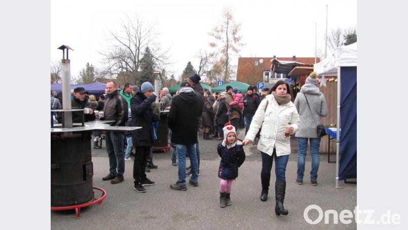 An den beheizten Stehtischen treffen sich die Besucher, um Punsch oder Leckereien zu genießen. Bild: sei