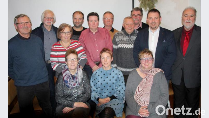 Die SPD-Gemeinderatskandidaten mit Vorsitzenden Karl Kick jun. (rechts), Versammlungsleiter Markus Ludwig (Zweiter von rechts) und den Beauftragten für den Wahlvorschlag Karin Bauriedl (Dritte von links) und Josef Kammerer (links). Bild: fsb