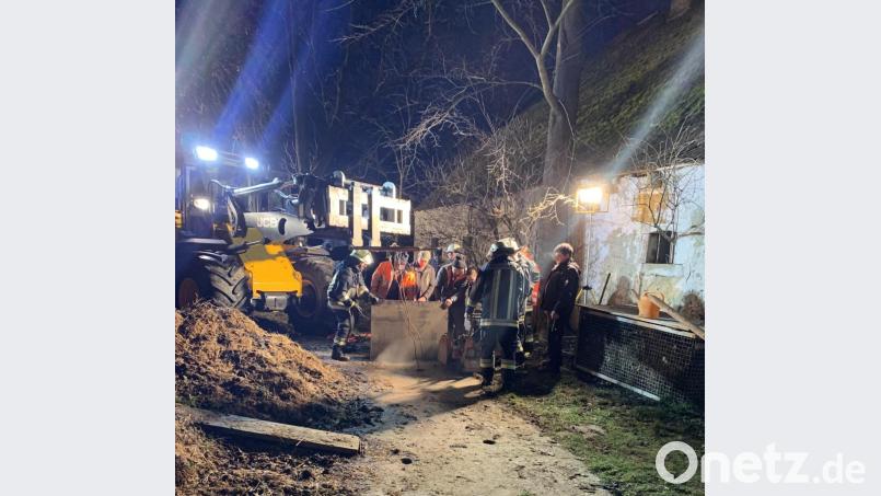 Großer Rettungseinsatz für ein Pferd. Mit einer Betonsäge wird die Öffnung der Güllegrube vergrößert. Bild: dob