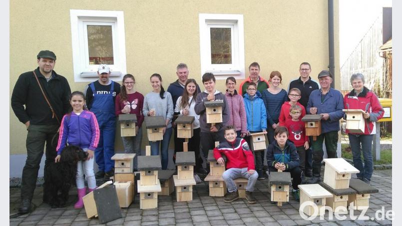 Unter fachkundiger Anleitung von Jagdpächter Rainer Bayer (links) und Georg Prischenk (Zweiter von rechts) fertigten die Mädchen und Buben solide Nistkästen. Bild: Vogl, Christa