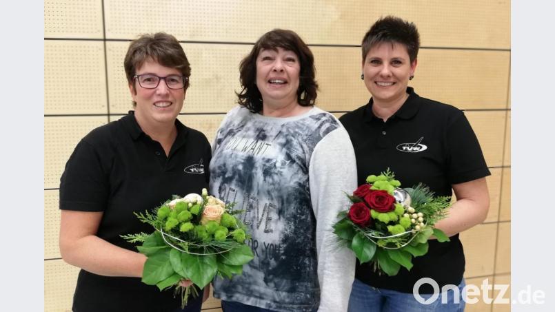 Bild von links Regina Gerl, 1. Vorsitzende Silvia Stark, Bettina Eckstein
TV-Vorsitzender Silvia Stark (Mitte) überraschte die neuen Übungsleiterinnen mit B-Lizenz, Regina Gerl (links) und Bettina Eckstein, mit Blumen. Bild: exb