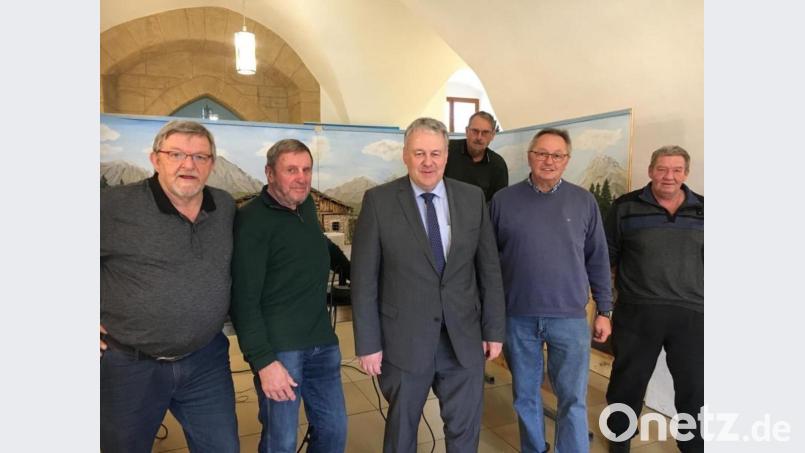 Landrat Richard Reisinger (Dritter von links) dankte (von links) Wolfgang Albersdörfer, Claus-Dieter Seibold, Konrad Gebert, Heinrich Ruppert und Herbert Baehnisch dafür, dass sie auch heuer eine Krippe im Landratsamt aufgebaut haben. Bild: Monika Lindner