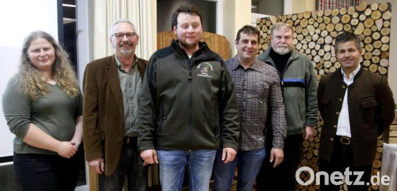 Yvonne Wolfrum, Reinhard Kreußel, Michael Zimmermann, Bernhard Irlbacher, Dieter Ernst und Hubertus von Eyb (von links) sprachen bei der Mitgliederversammlung der Waldbesitzervereinigung Nabburg-Burglengenfeld. Bild: Hirsch