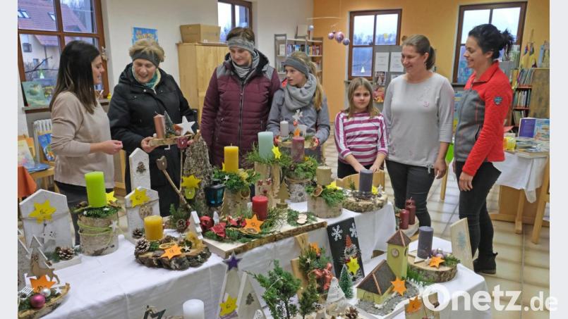 Das Büchereiteam imponiert. Mit Bastelarbeiten wurde ein Beitrag zum Künstlermarkt geliefert, der viel Anklang fand. Bild: nm