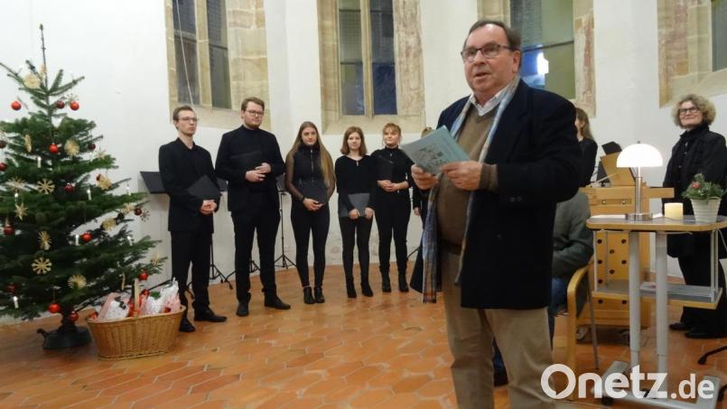 Peter Lang, der Vorsitzende des Museums-Fördervereins heißt die Gäste in der Kapelle St. Nikolaus im Sulzbacher Schloß willkommen. Bild: hka