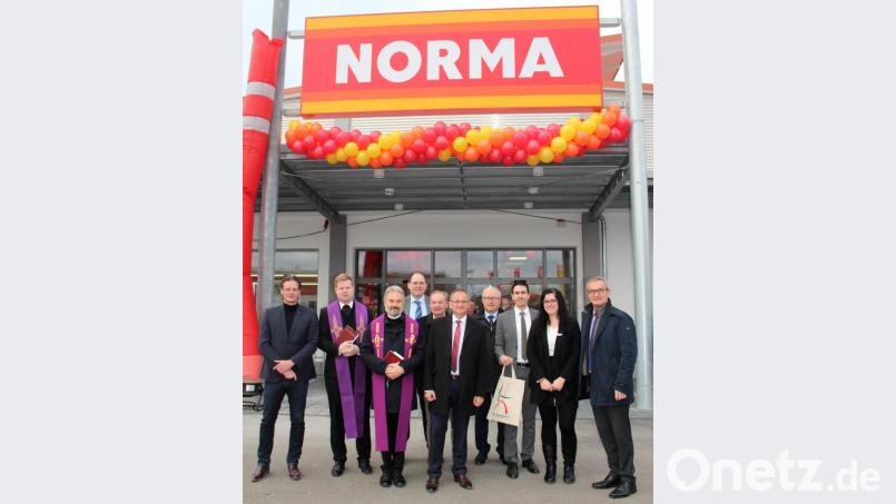 Den kirchlichen Segen für den neuen Norma-Markt spendeten Pfarrer Thomas Kraus sowie Pfarrer Dirk Grafe (Zweiter und Dritter von links). Zur Eröffnung gratulierte auch Bürgermeister Werner Nickl (rechts). Bild: stg