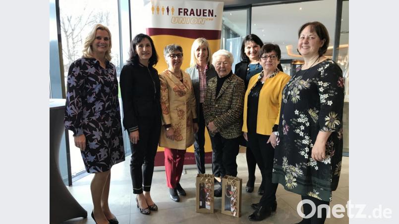 Zwei der vier noch lebenden Kreisvorsitzenden der vergangenen 60 Jahre: Roswitha Scheidler und Sieglinde Schärtl (Vierte und Sechste von rechts) feiern das Jubiläum mit. Mit im Bild die FU-Landesvorsitzende Ulrike Scharf (Vierte von links), die Bezirksvorsitzende Barbara Gerl (Dritte von rechts), die Kreisvorsitzende Tanja Schiffmann (Zweite von links) und ihre Stellvertreterinnen Andrea Lang, Marianne Lebegern und Annett Kamm. Bild: eig