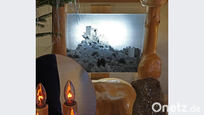 Die Besucher staunten: Erwin Häupl stellte ein Foto der Burgruine vor, aufgebracht auf eine Glasplatte und kombiniert mit Holz. Bild: nm