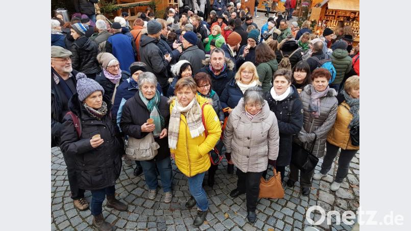 Nach einer Stadtführung lassen die Mitglieder der Thurndorfer KAB den Tag auf dem Weihnachtsmarkt in Dinkelsbühl ausklingen. Bild: hzi