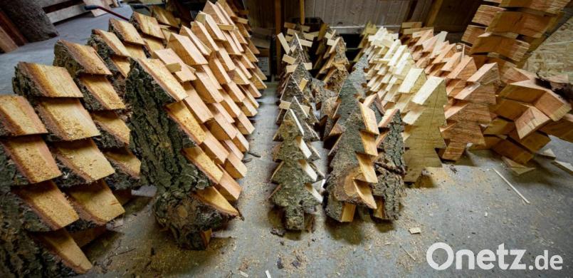 Baumfiguren aus der Weihnachtswerkstatt der Bayerischen Staatsforsten. Bild: Martin Hertel/exb
