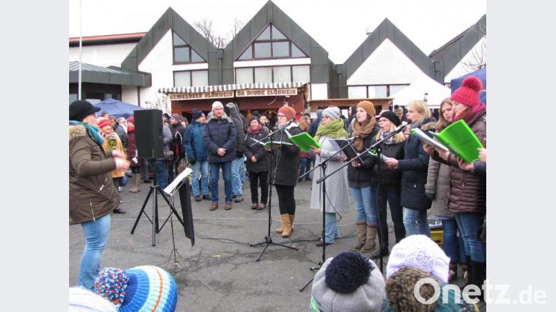 Die Frauensinggruppe unter Leitung von Susanne Hausmann erfreut mit einem weihnachtlichen &quot;Gloria&quot;. Bild: sei