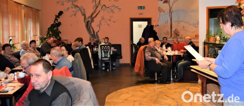 Die Mitglieder des VdK verbringen ein paar schöne Stunden bei der Adventsfeier. Brigitta Bernklau zitiert Bräuche. Bild: rgr