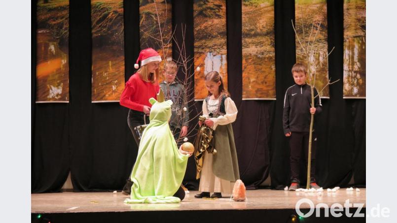 Rotkäppchen und Rumpelstilzchen traten beim „Weihnachtsmärchen“ der Klasse 5c auf. Bild: jzk