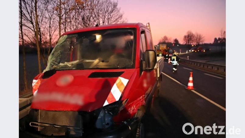 Der Transporter nach dem Zusammenstoß in der Leitplanke Bild: jma