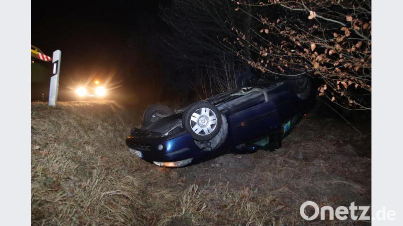 Ein Autofahrer hat zwischen Viehhausen und Kelheim die Kontrolle über seinen Wagen verloren. Bild: Alexander Auer